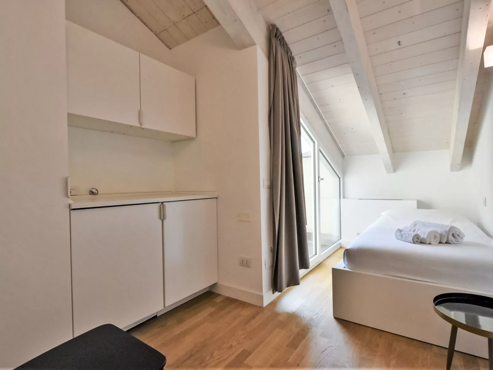 White Attic Terrace-Drinnen