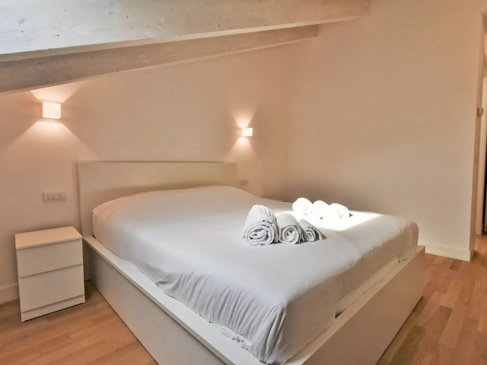 White Attic Terrace-Drinnen