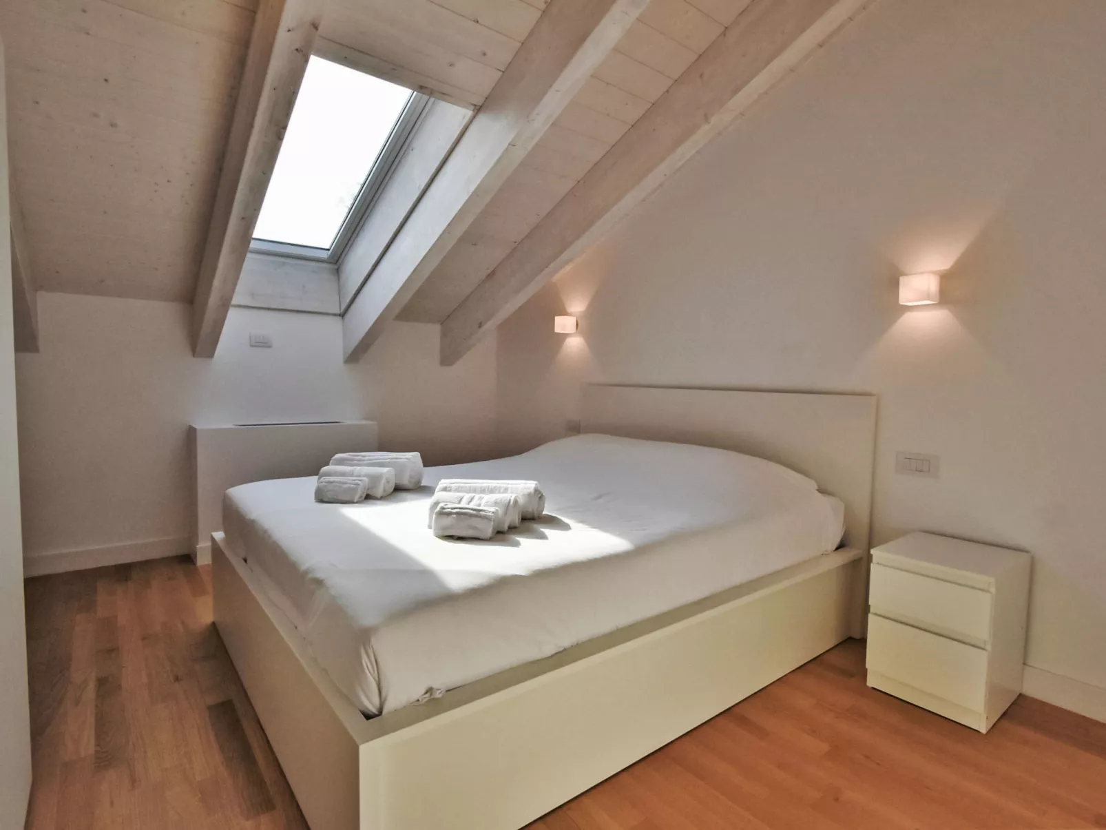 White Attic Terrace-Drinnen