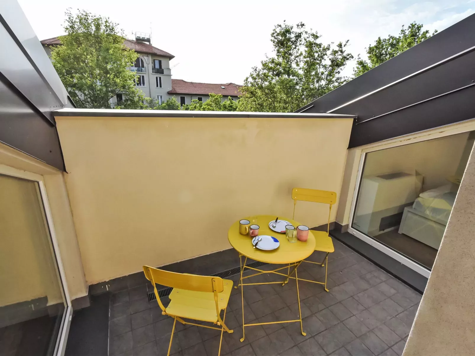 White Attic Terrace-Draußen