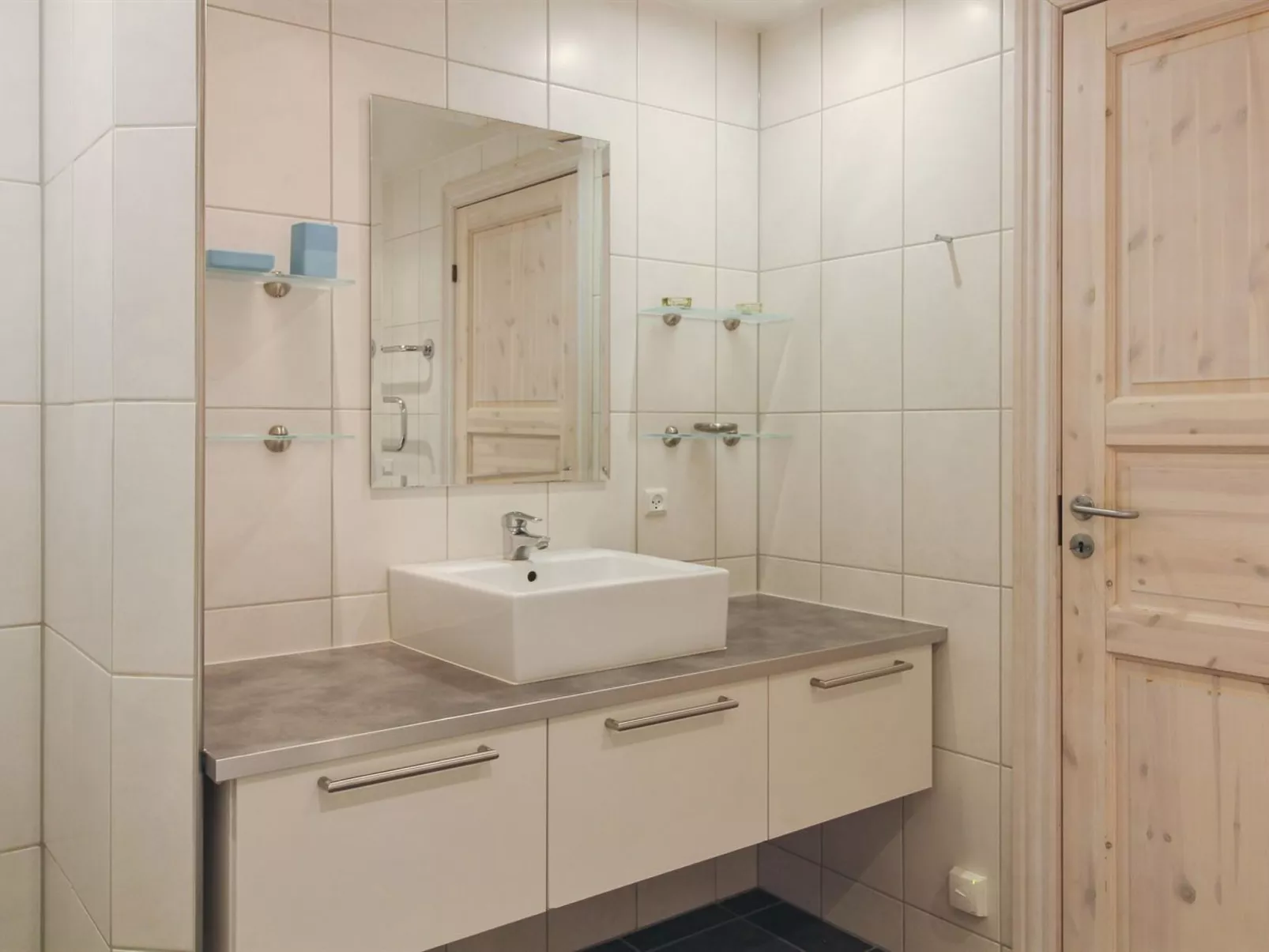 "Henrietta" - 3.5km from the sea-Inside