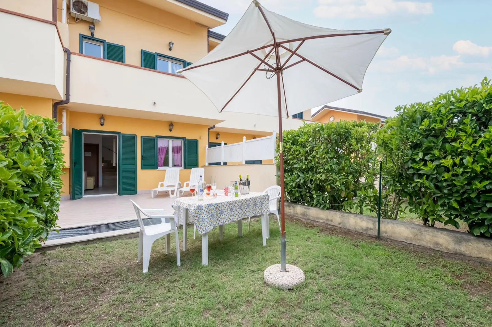 Conca degli Dei con patio-Gärten Sommer