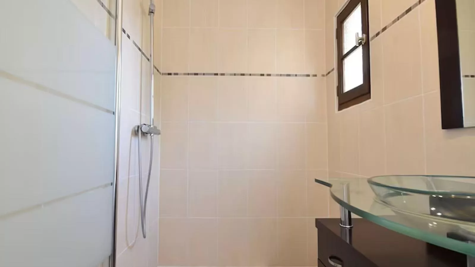 L Aiguillou-Bathroom