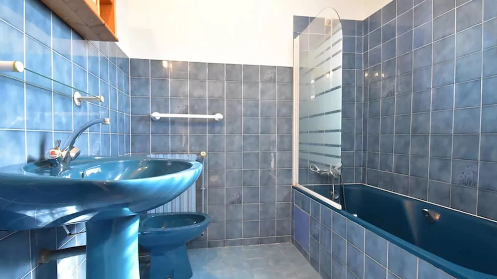 L Aiguillou-Bathroom
