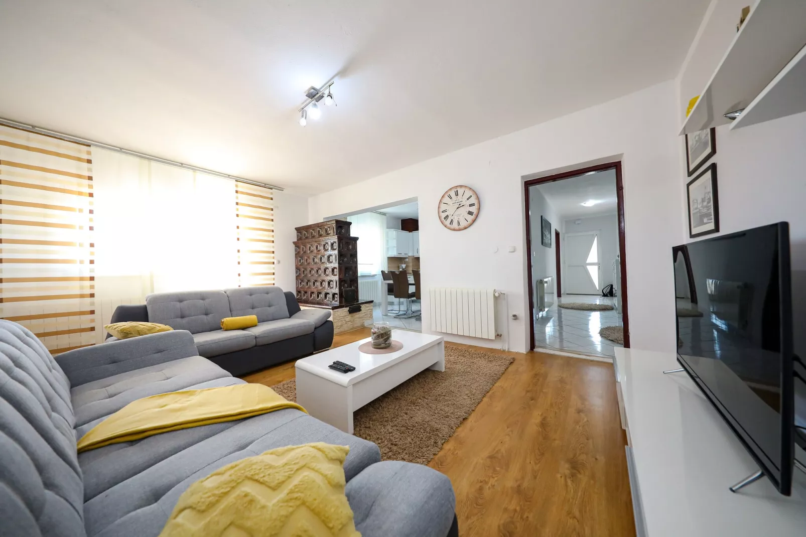 SANTA MIHOVIL-Living room