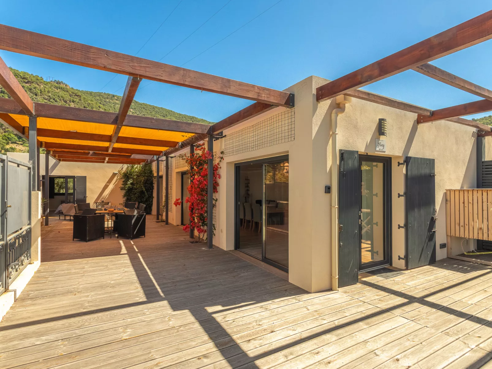 Maison Flocy-Outside