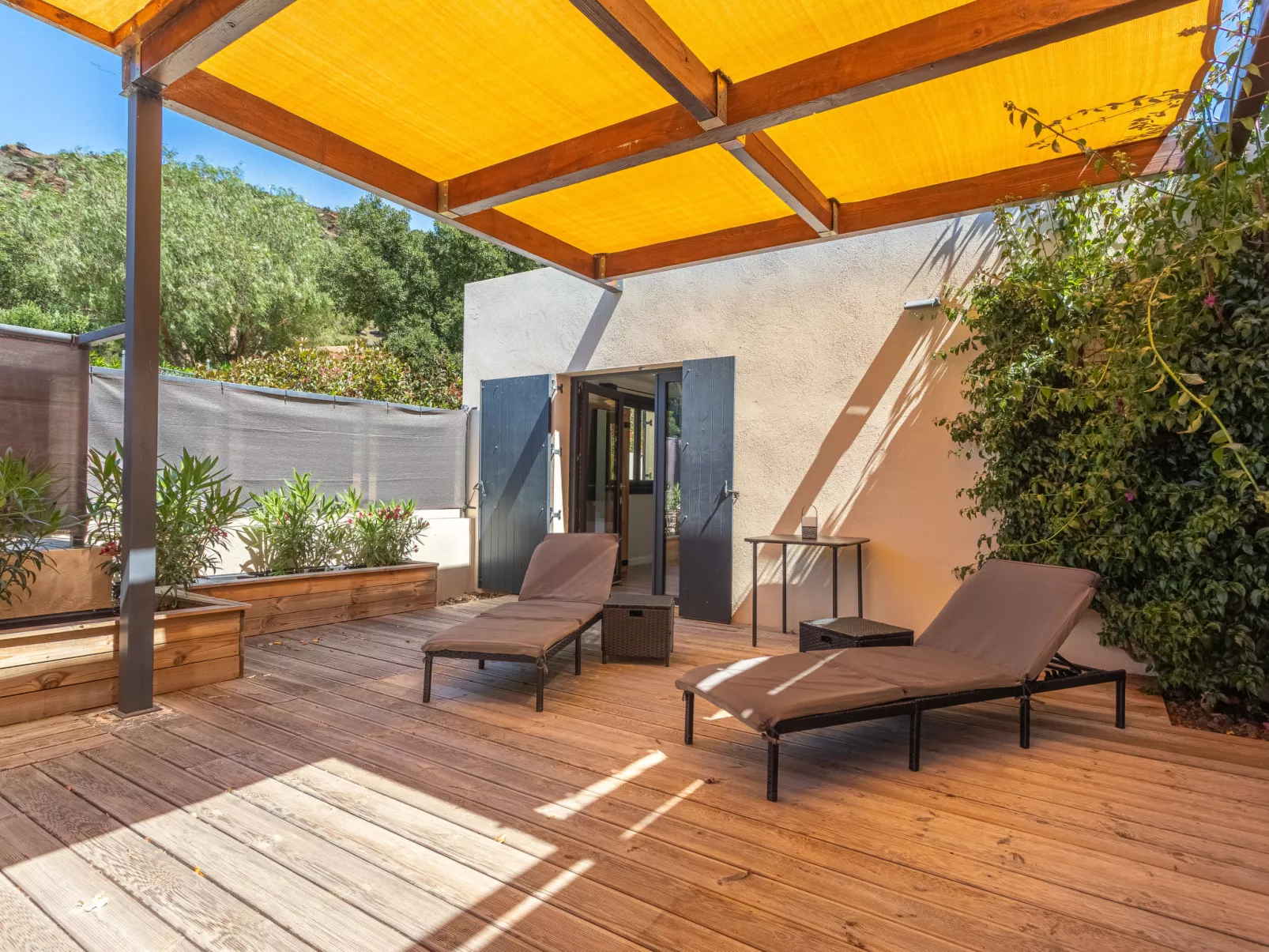 Maison Flocy-Outside