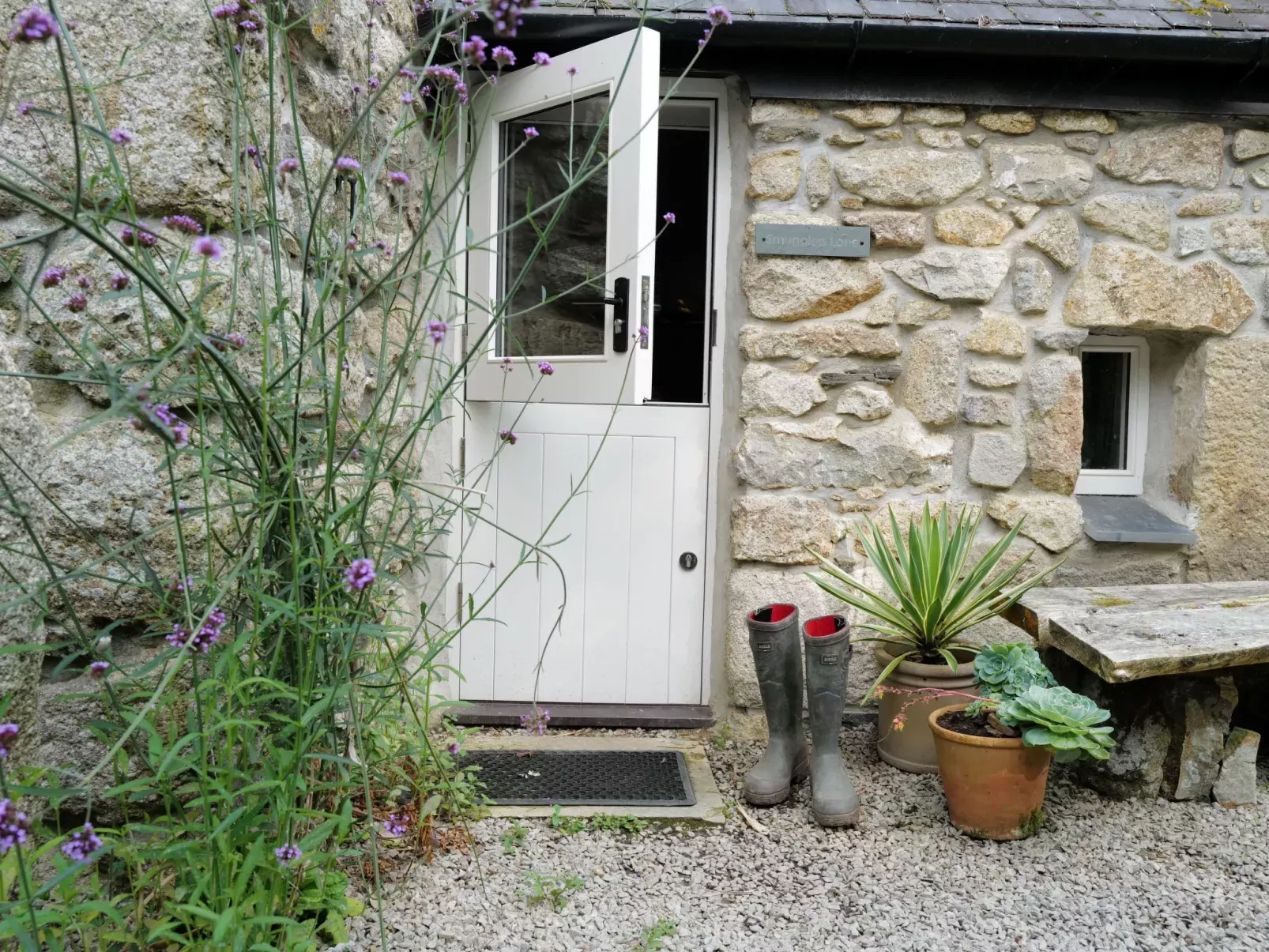 Smugglers Lane-Outside