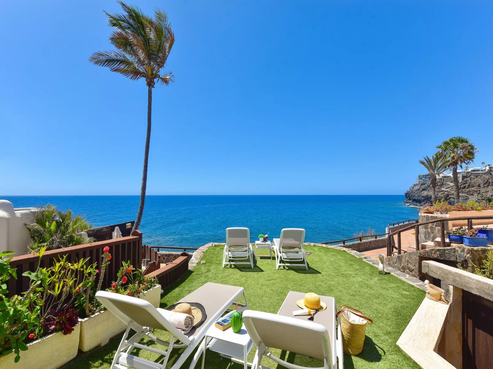 Roca del Mar-Outside