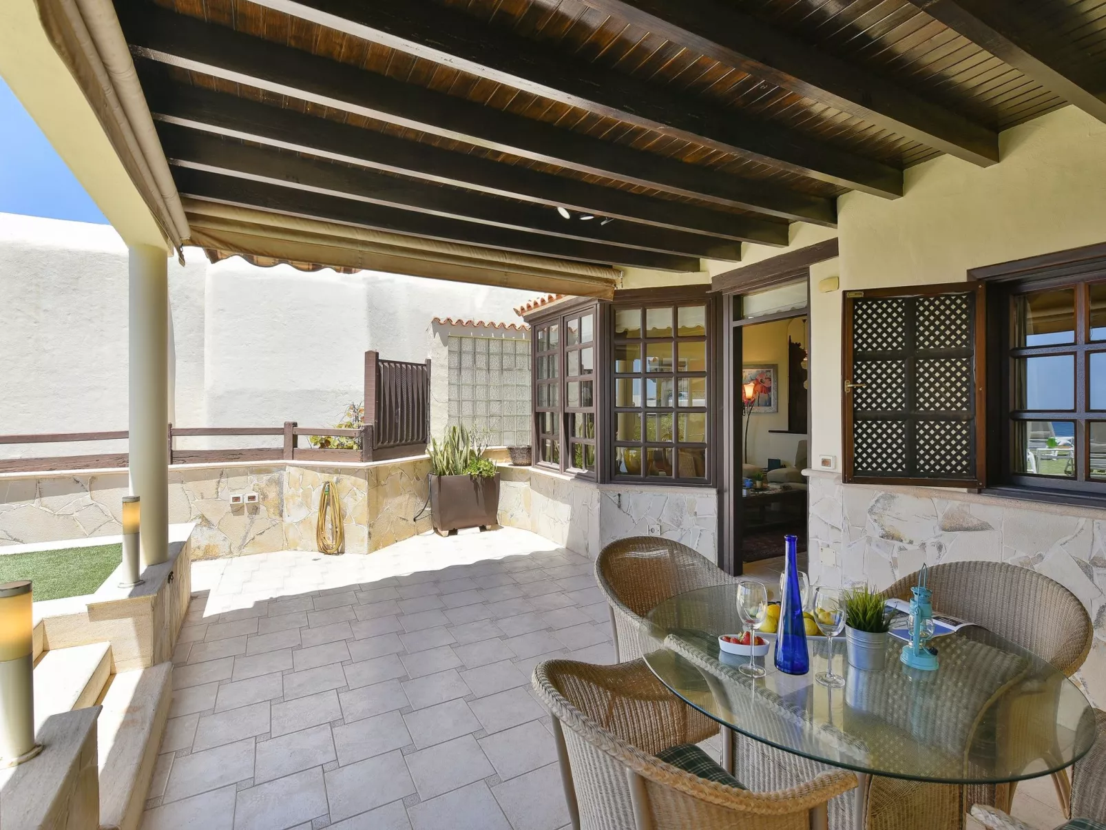Roca del Mar-Outside