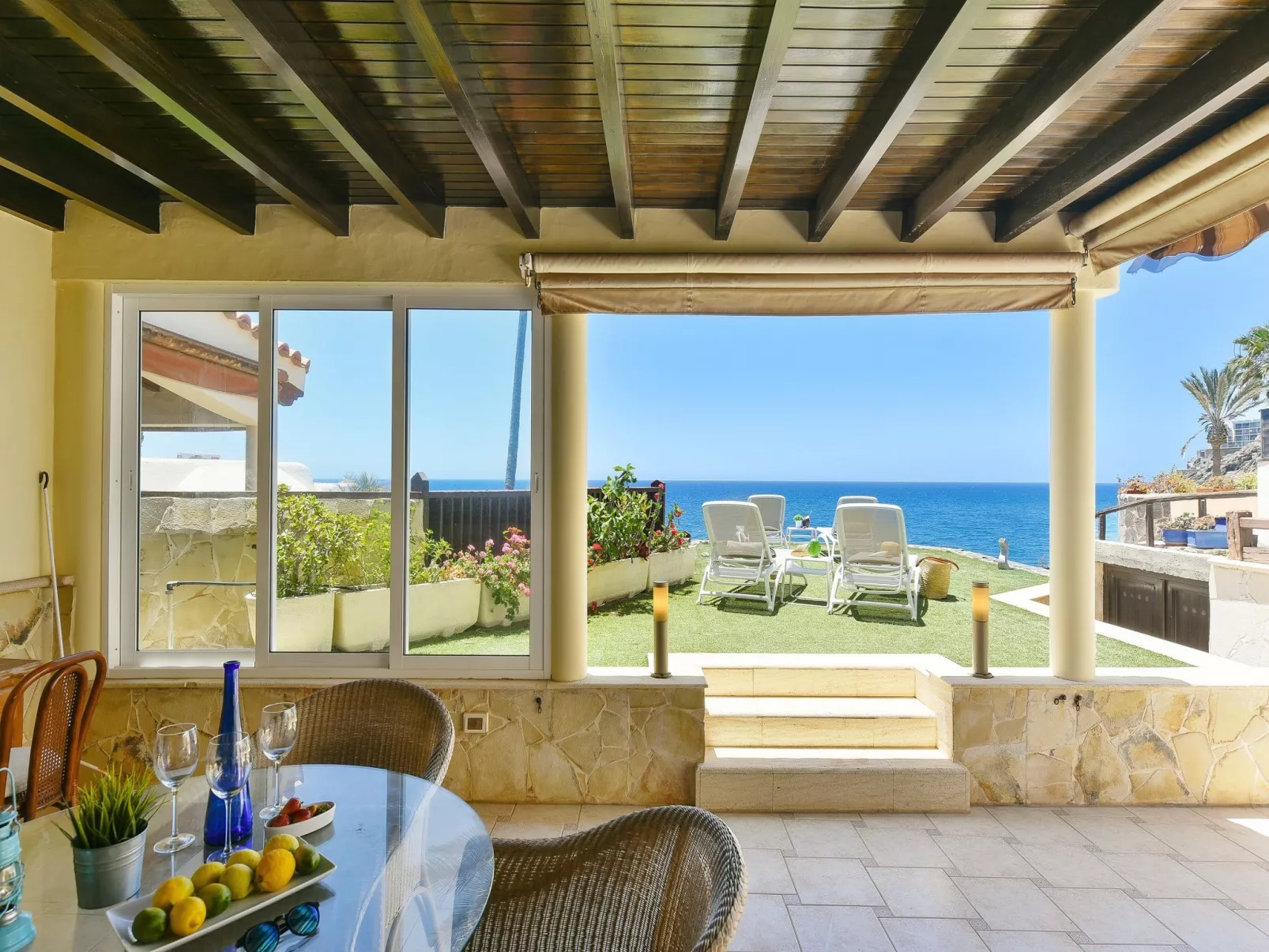 Roca del Mar-Outside