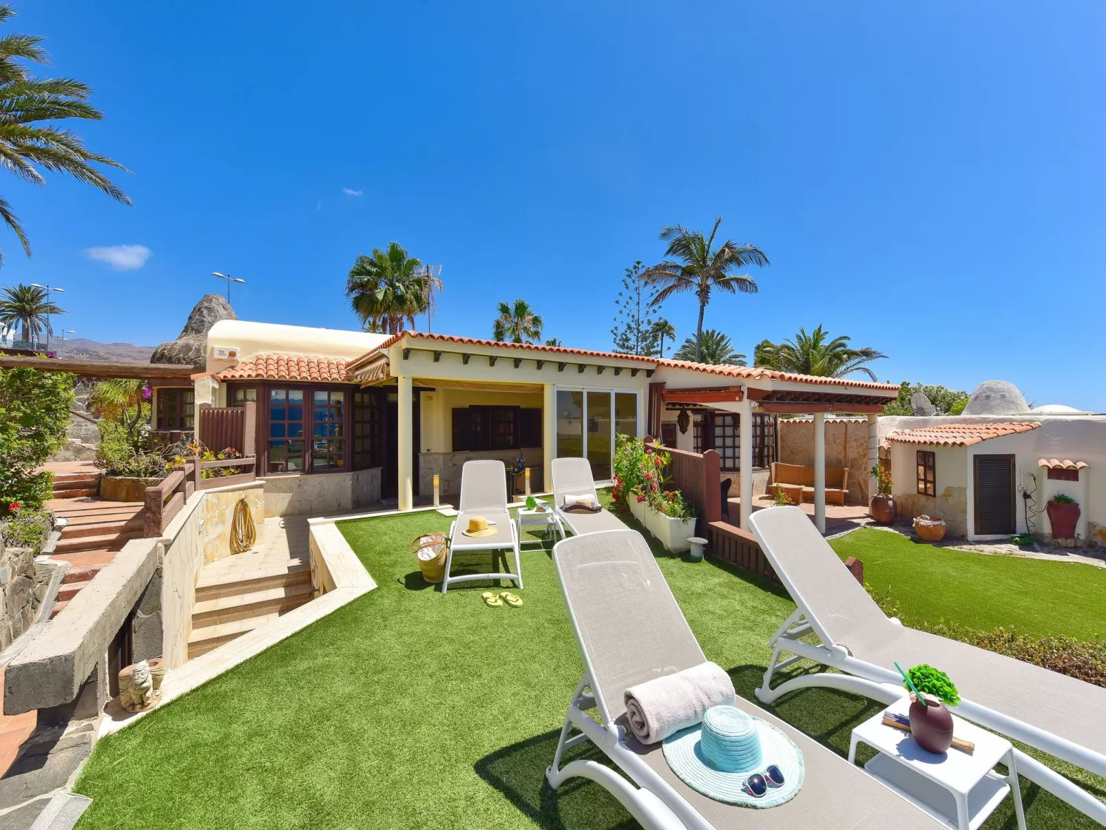 Roca del Mar-Outside