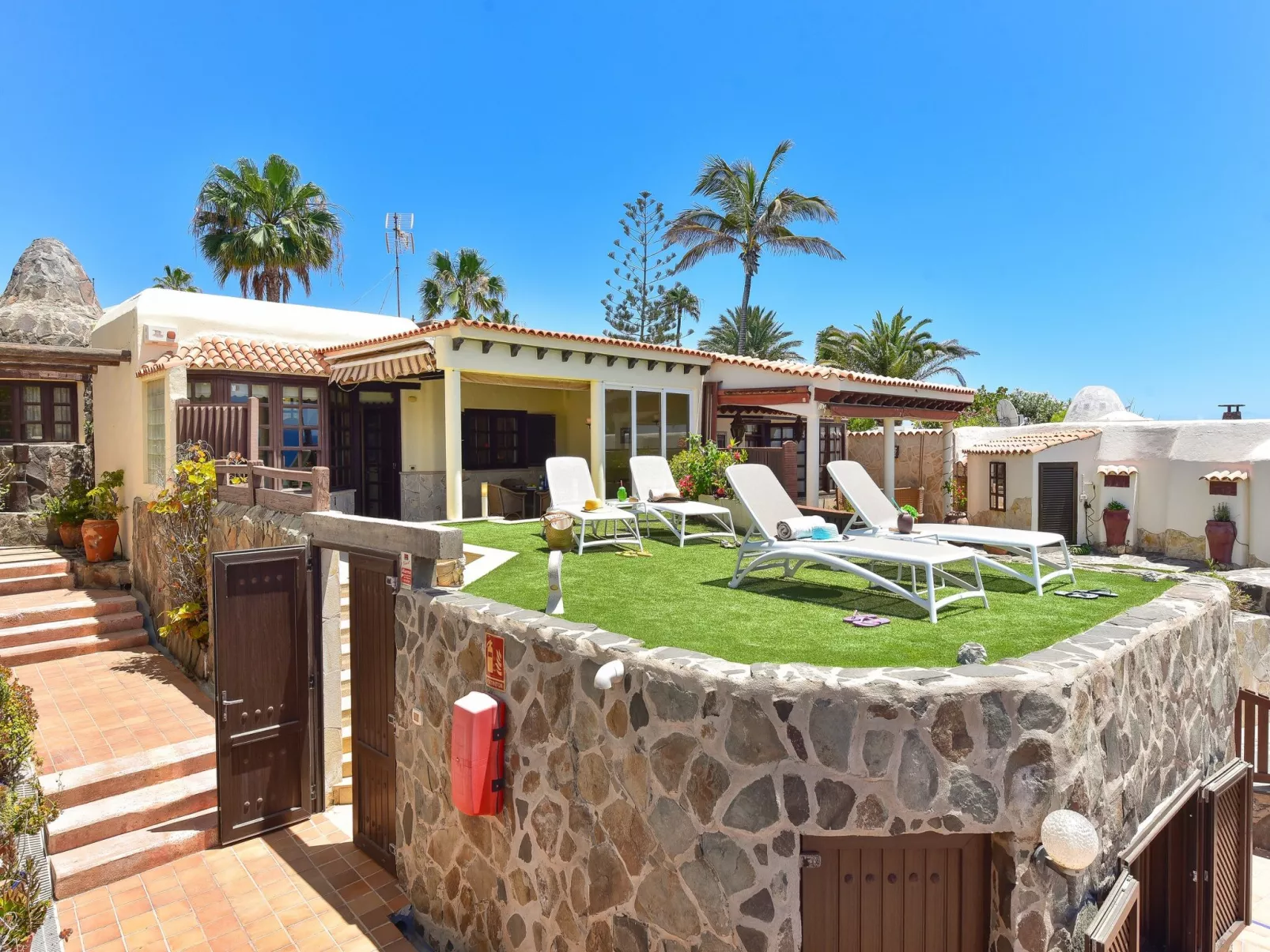 Roca del Mar-Outside