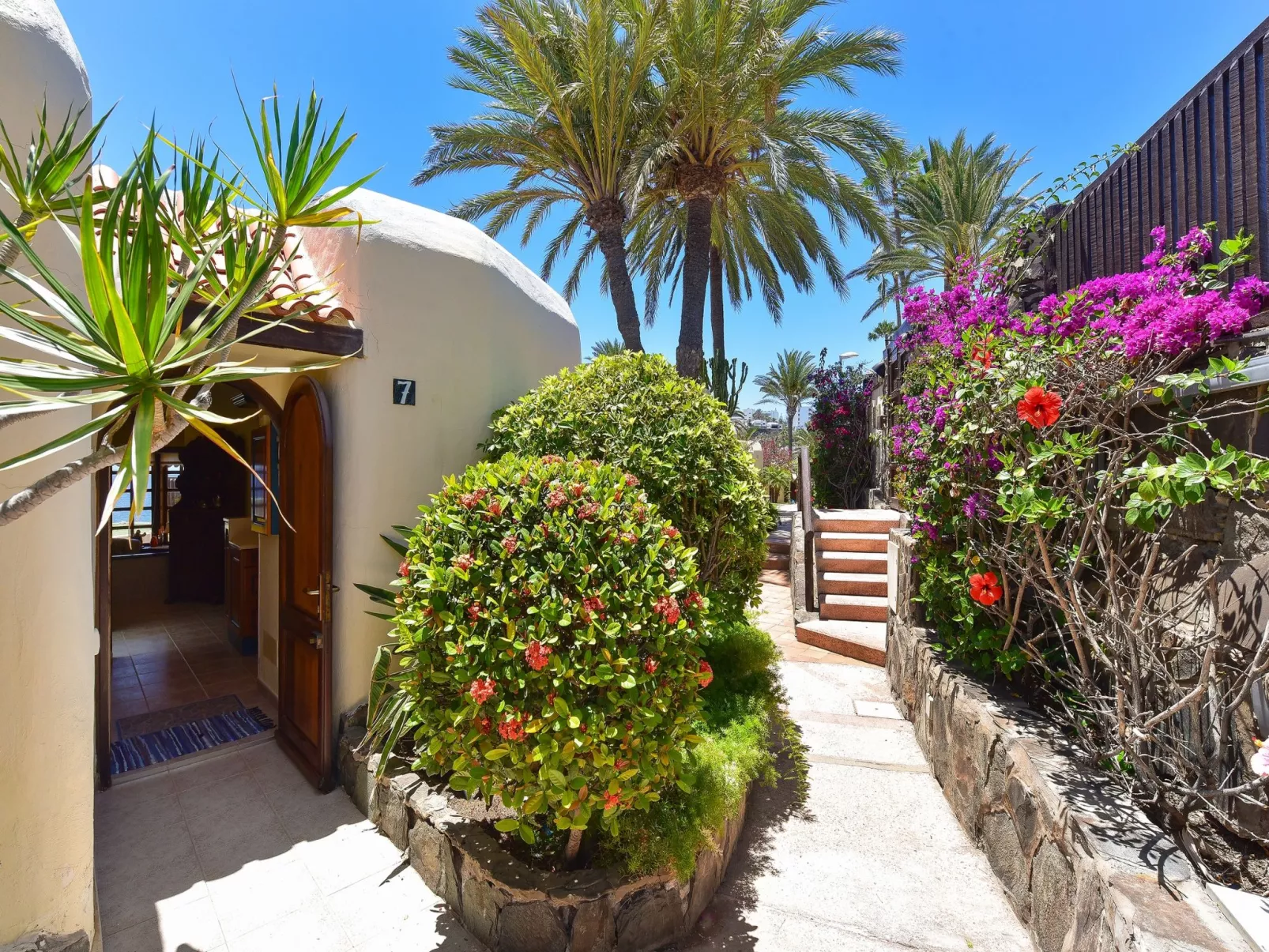 Roca del Mar-Outside