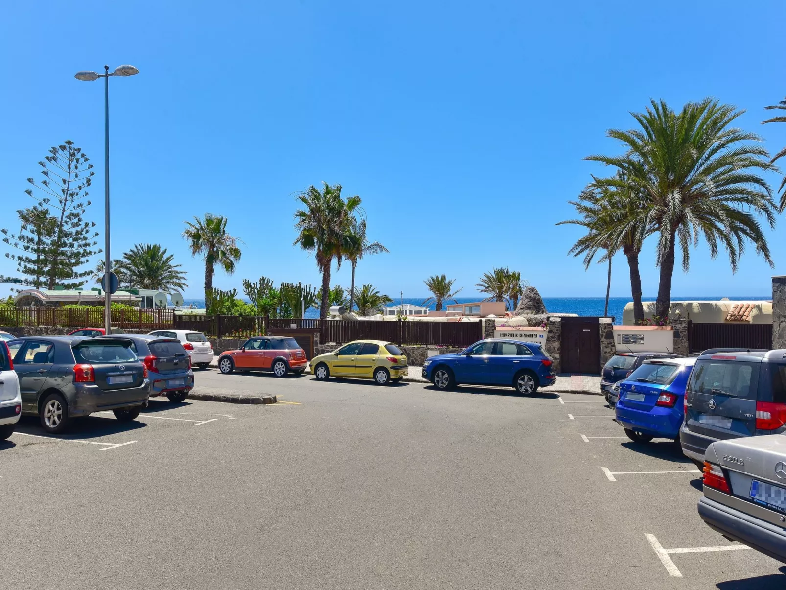 Roca del Mar-Outside