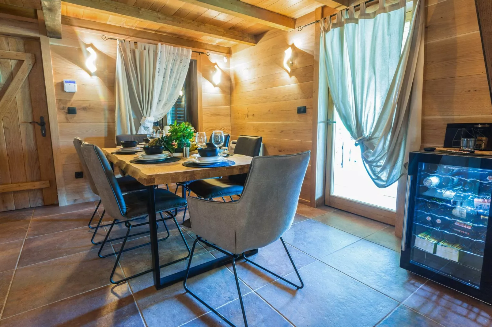 SWAN RIVER HOUSE-Dining room