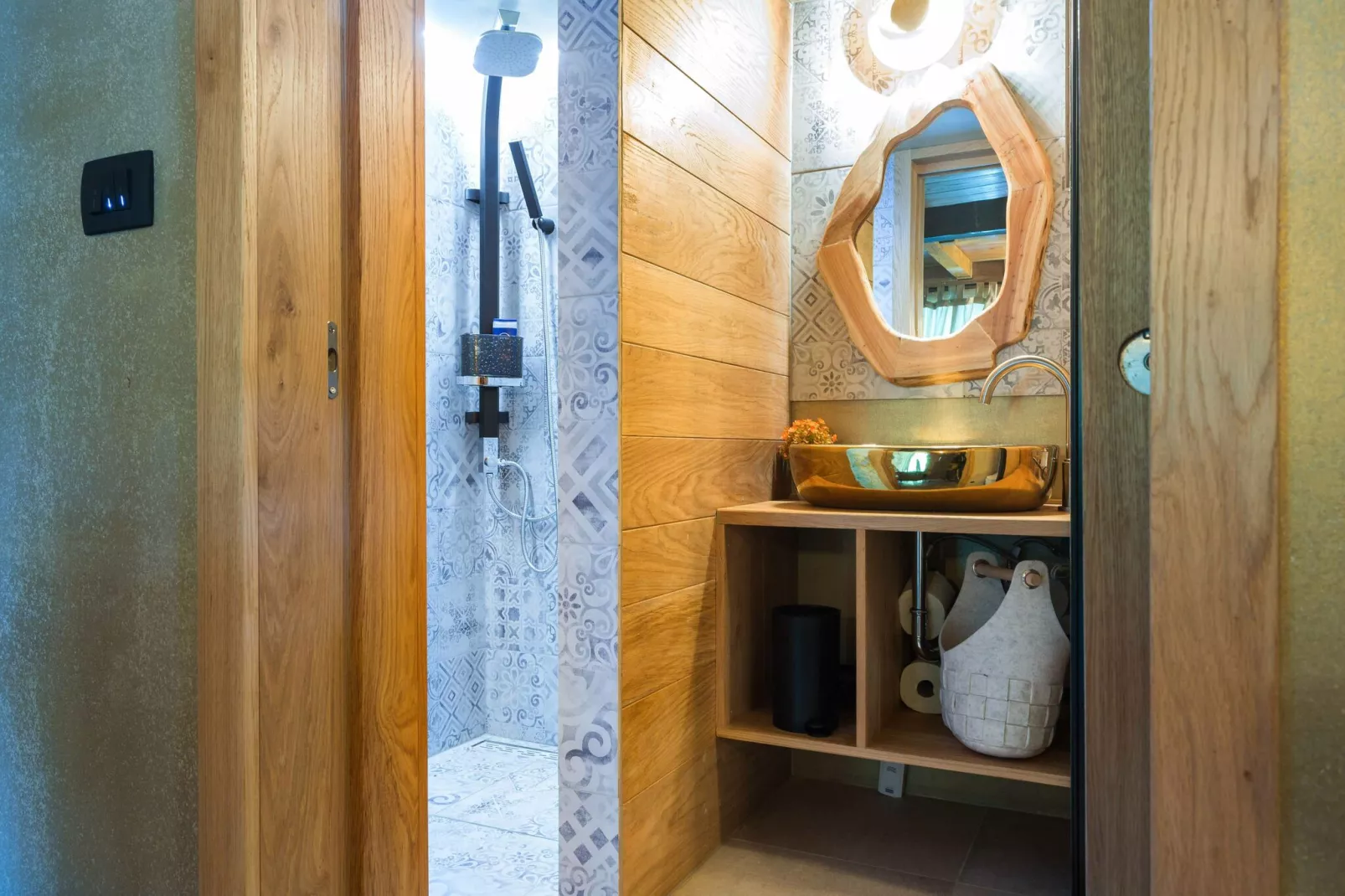SWAN RIVER HOUSE-Bathroom