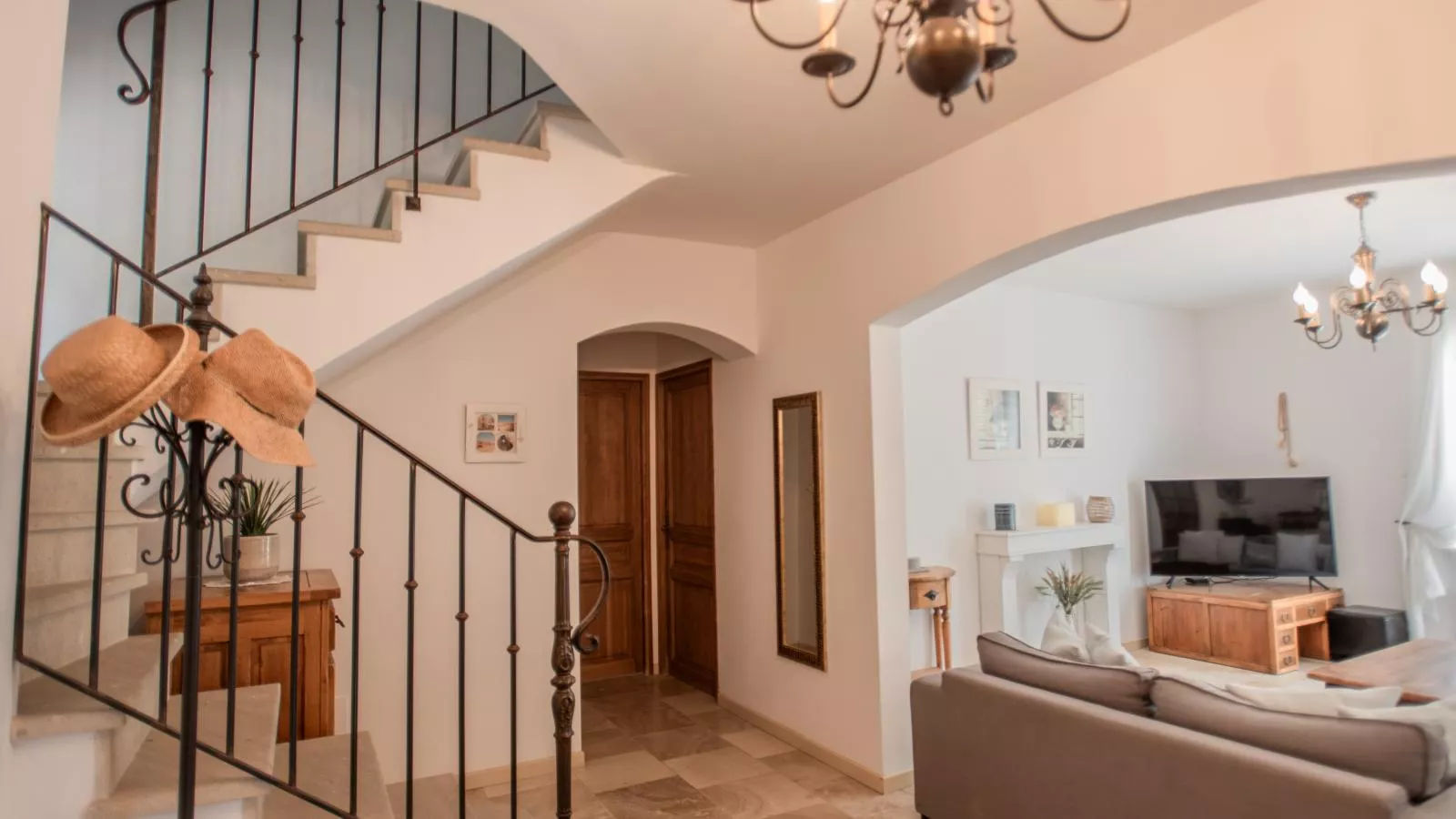 La Cadeline-Living room