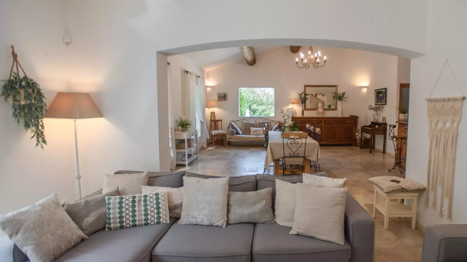 La Cadeline-Living room