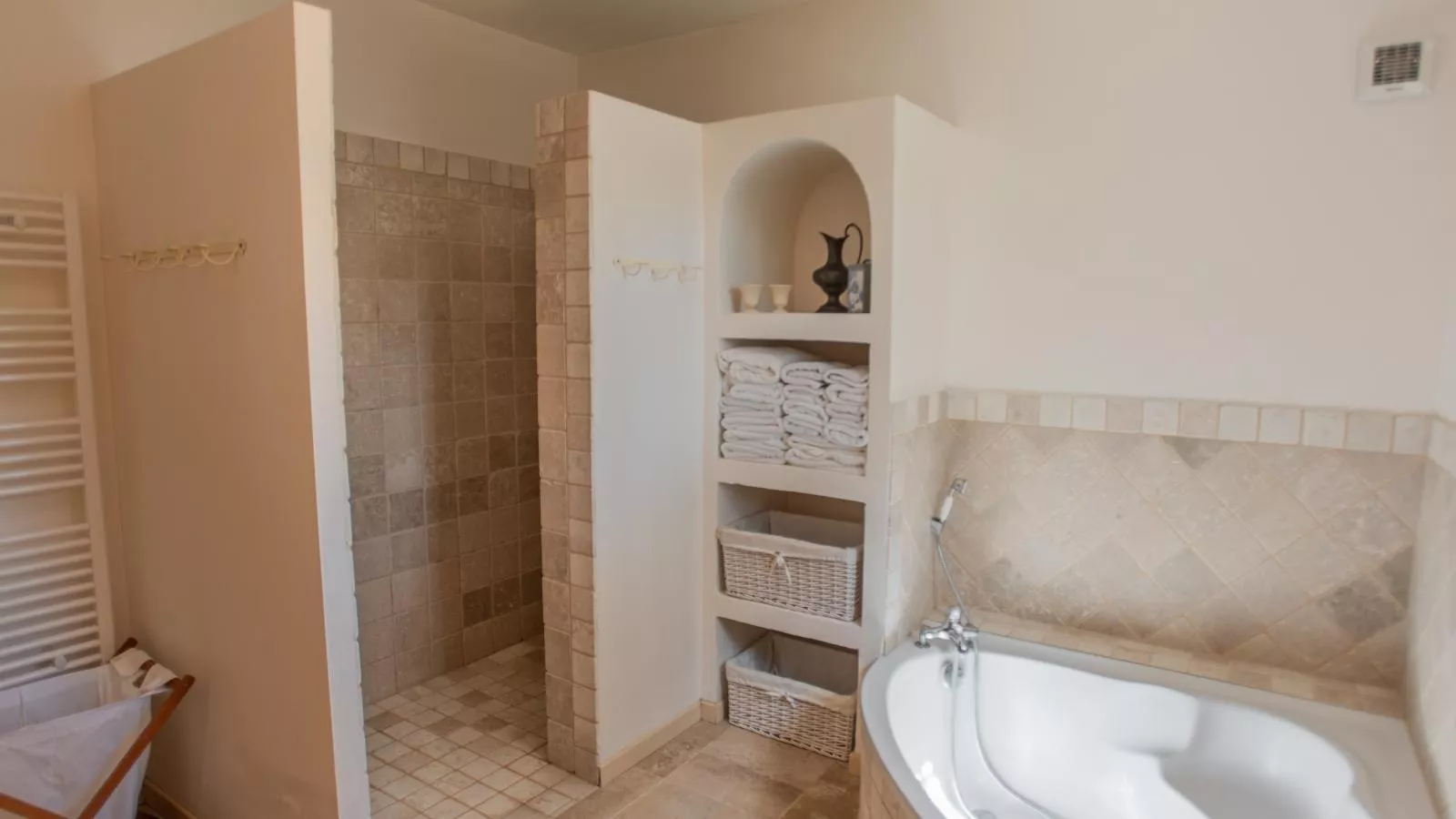 La Cadeline-Bathroom