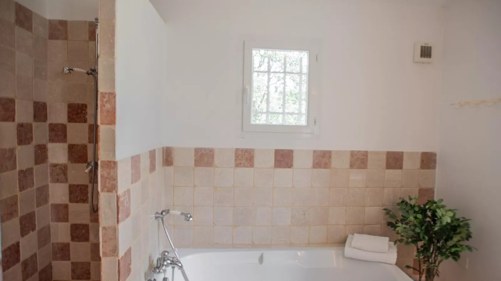 La Cadeline-Bathroom