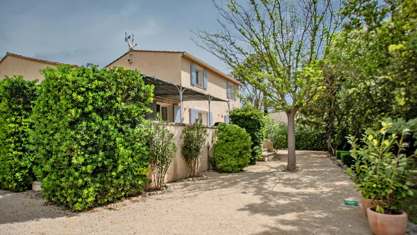 La Cadeline-Exterior summer