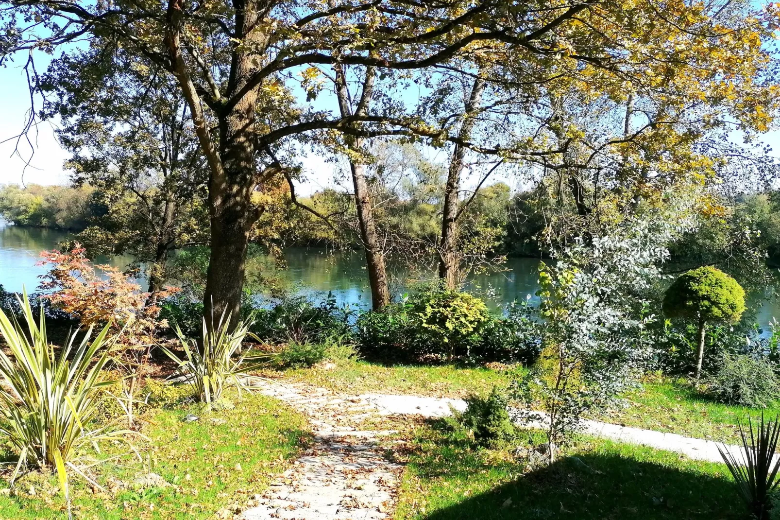 SWAN RIVER HOUSE-Gardens summer