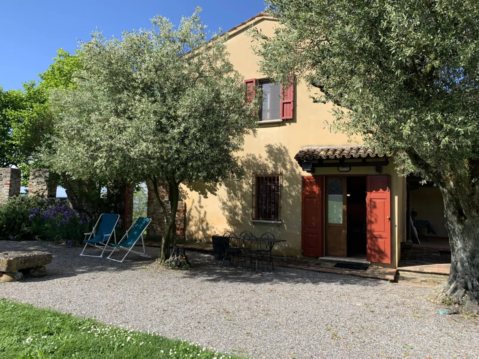 Di Magnano-Outside