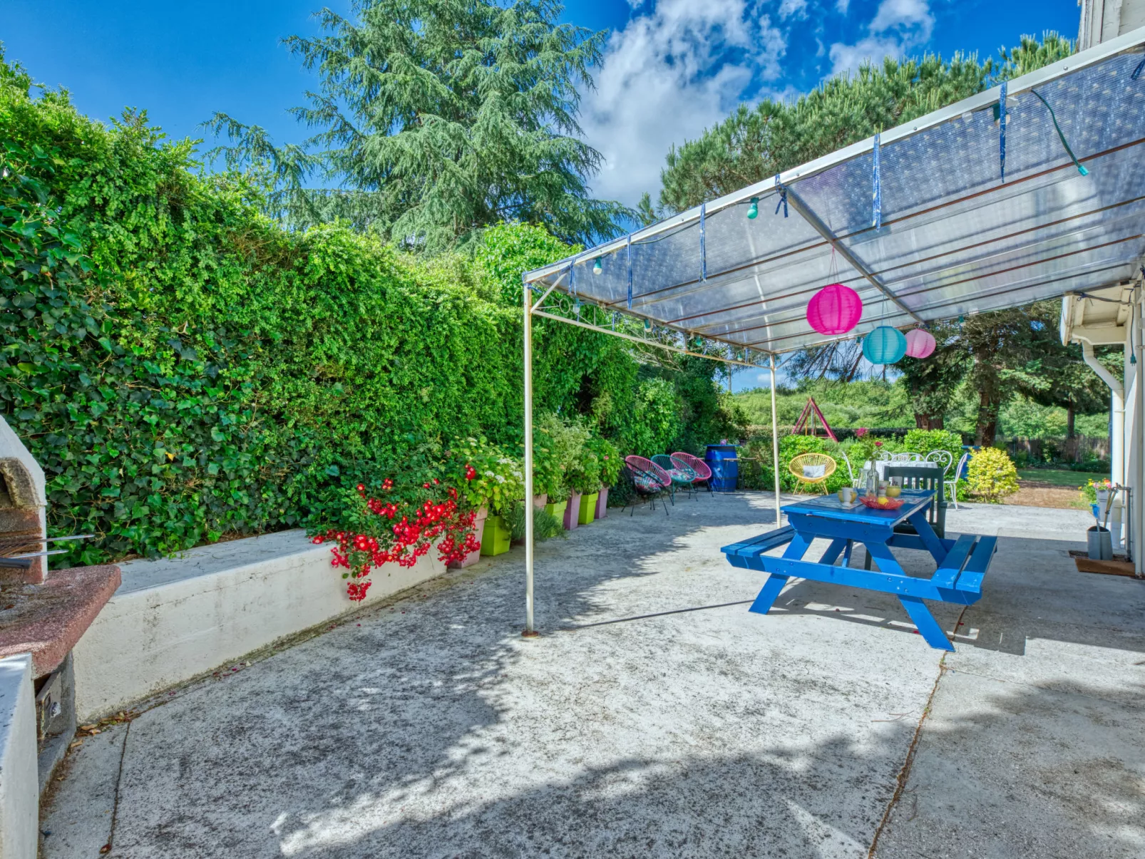 Pontac-Gadet 1-Outside