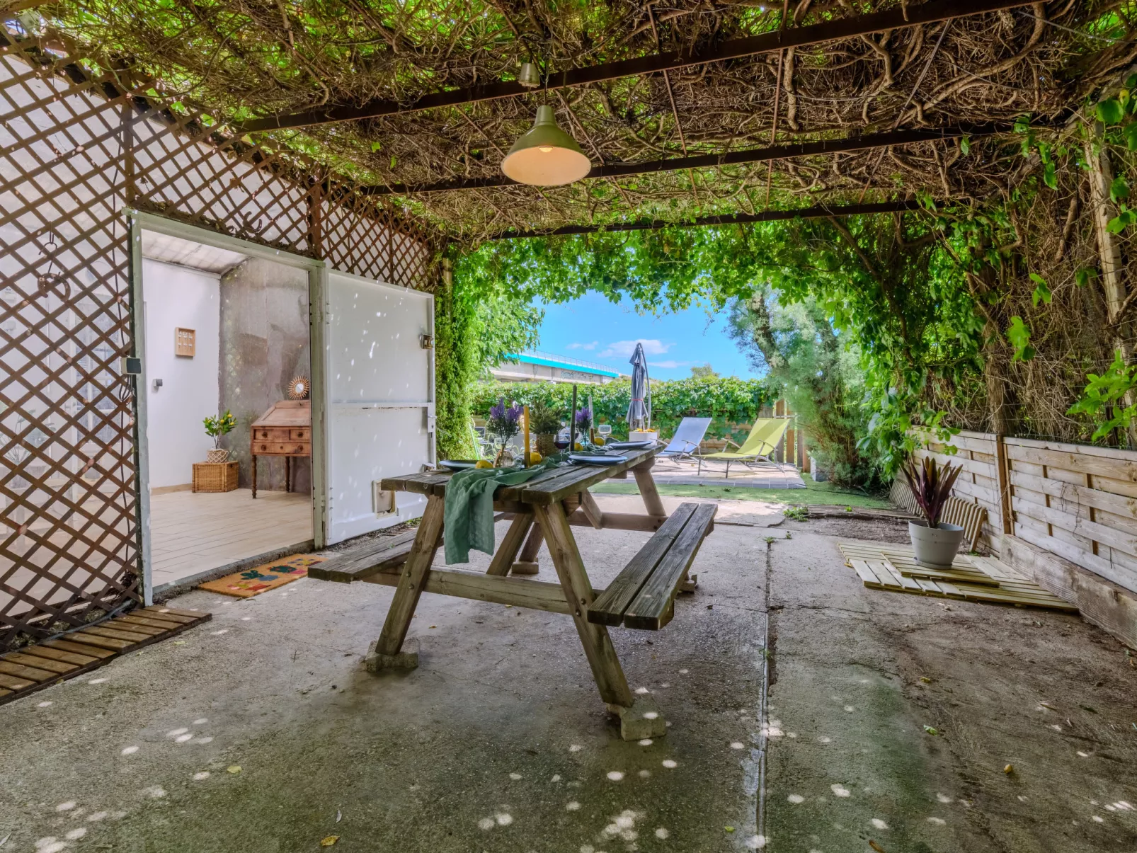 La Cabanes-Outside