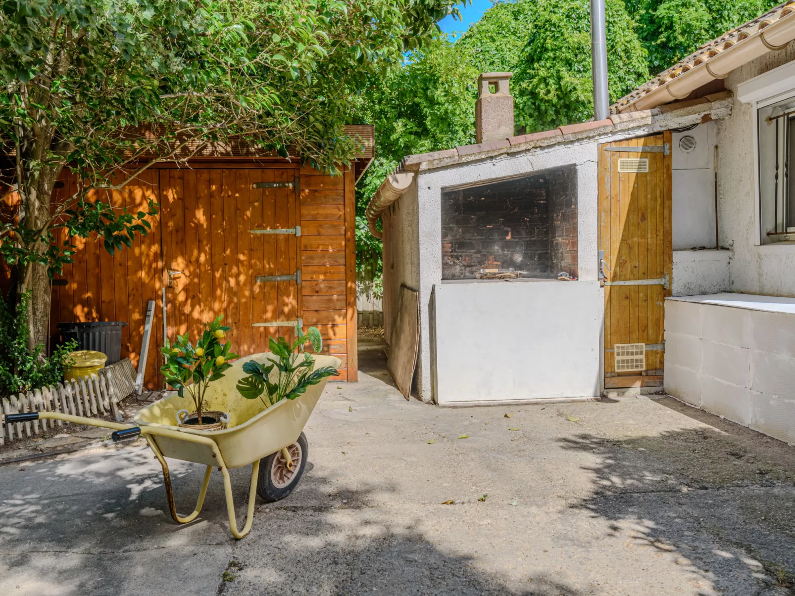 La Cabanes-Outside