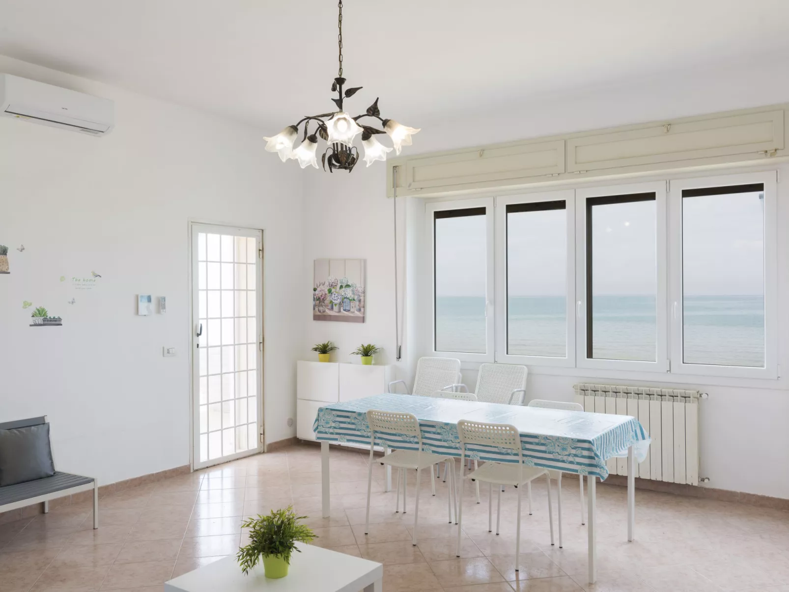 Rome's Beach House 1-Inside