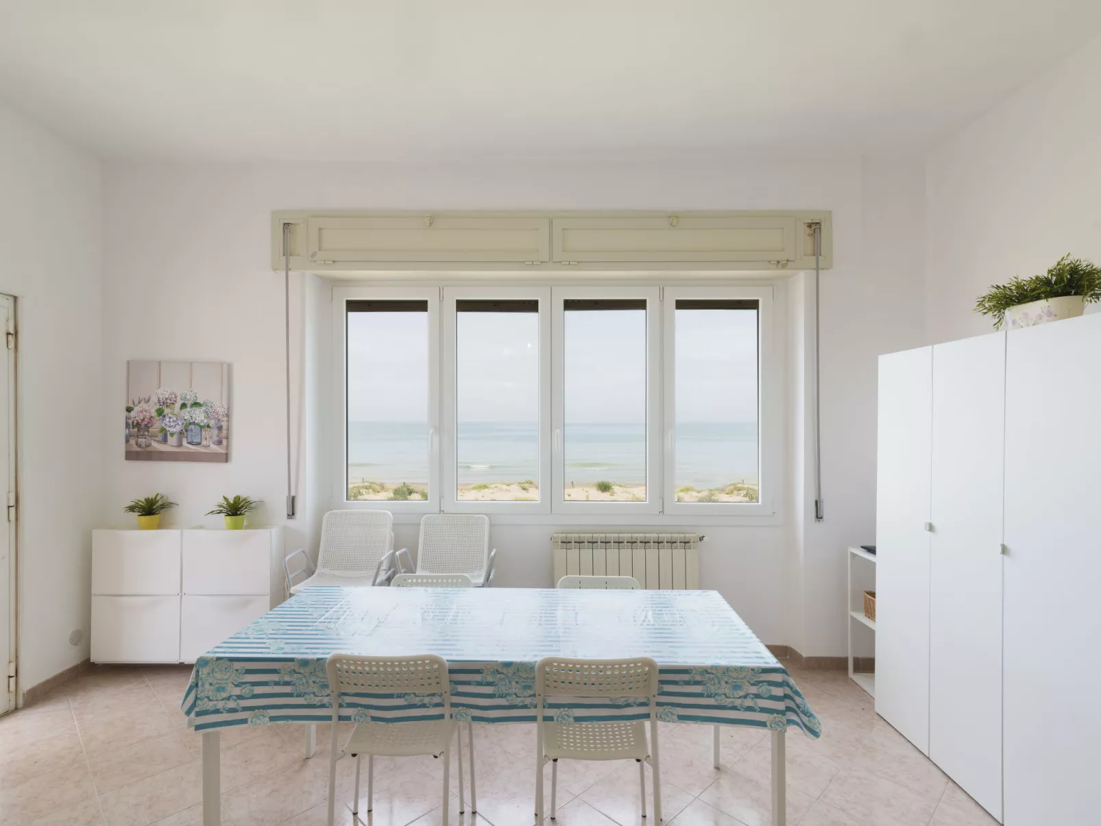Rome's Beach House 1-Inside