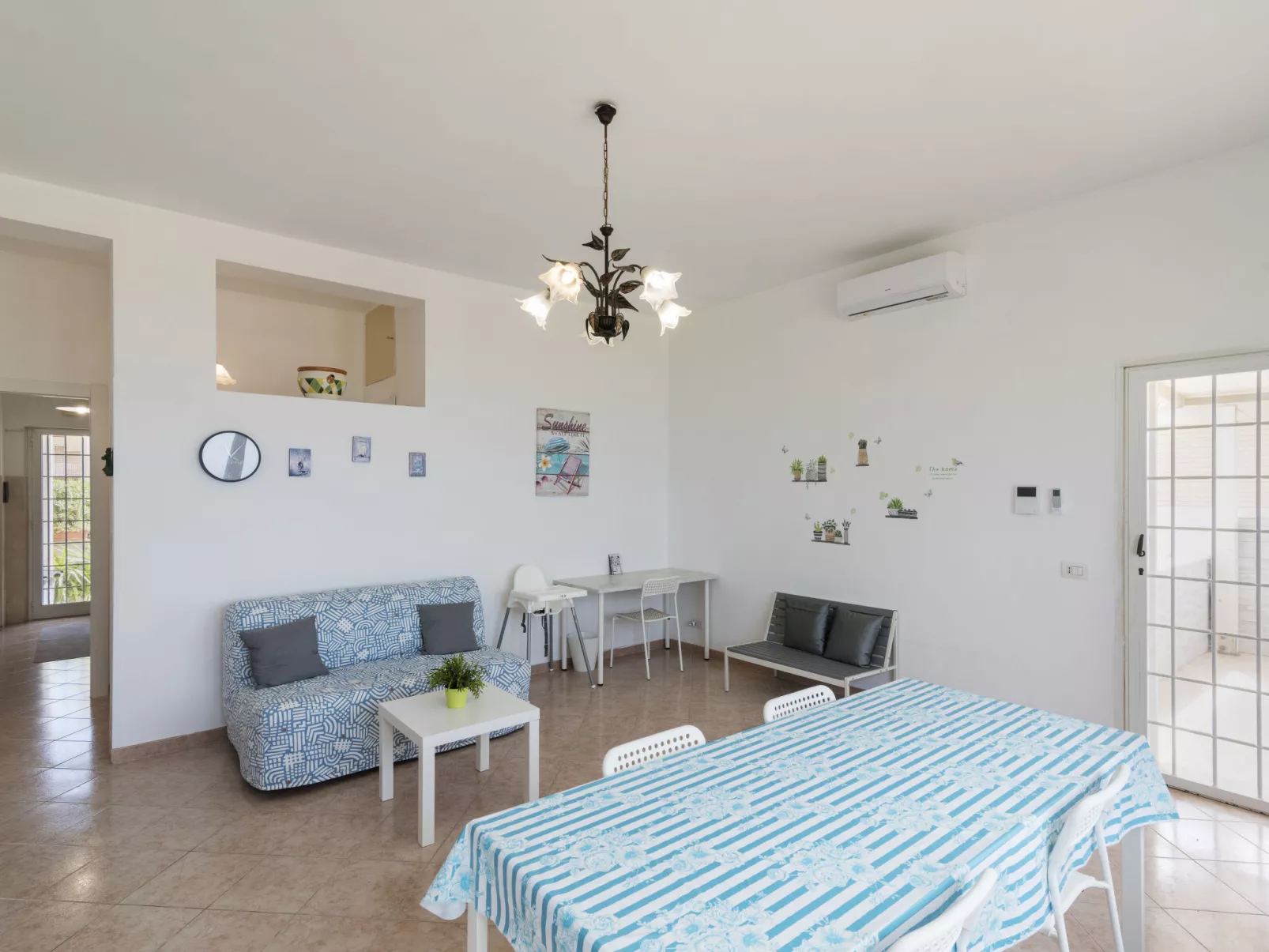 Rome's Beach House 1-Inside