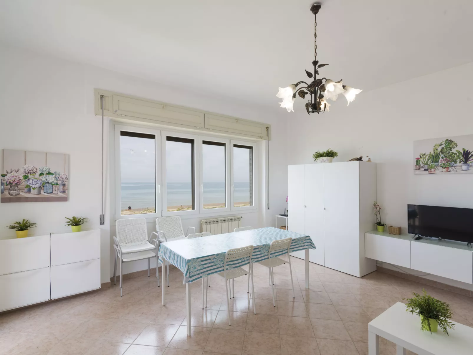Rome's Beach House 1-Inside