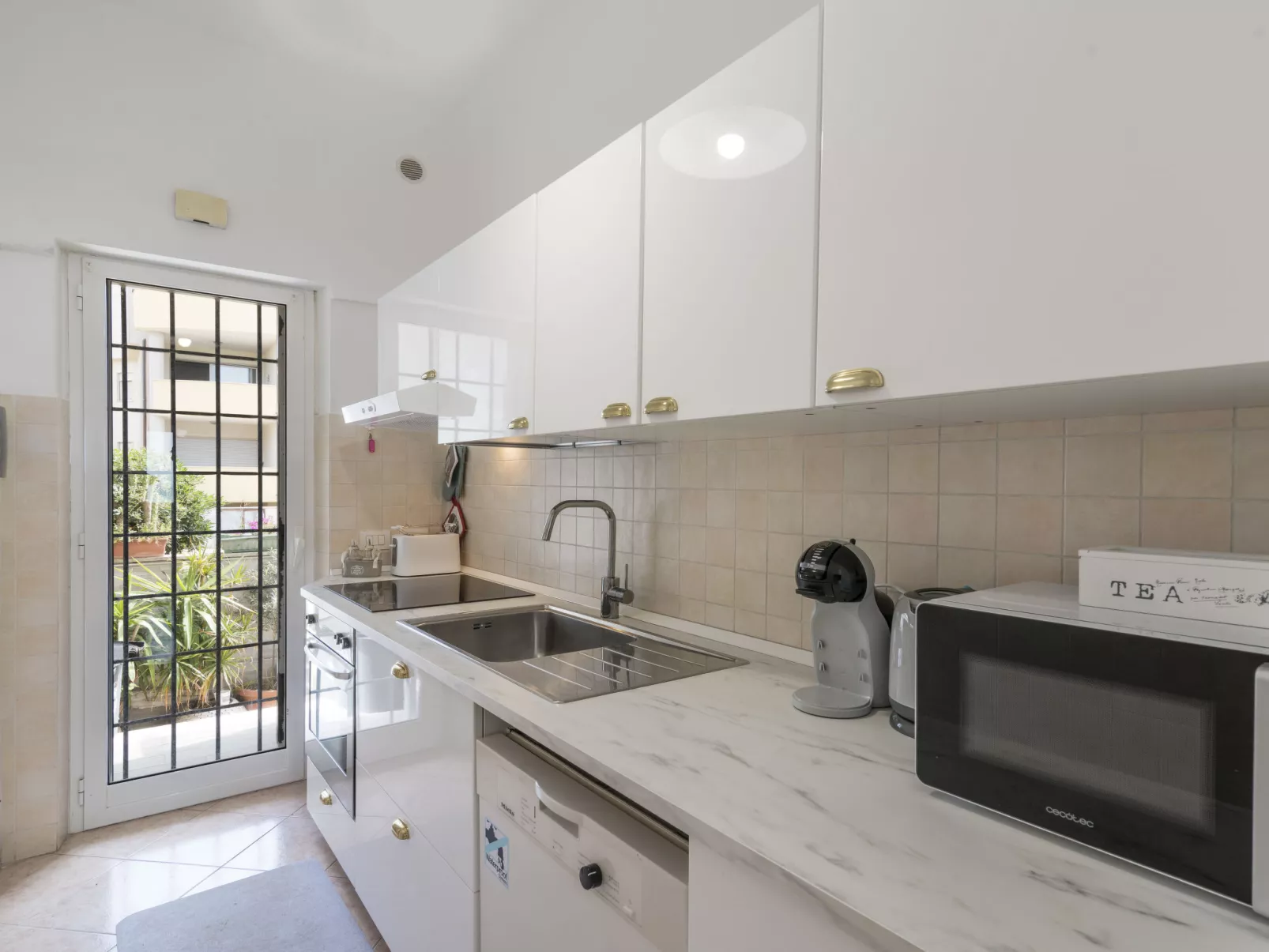 Rome's Beach House 1-Inside