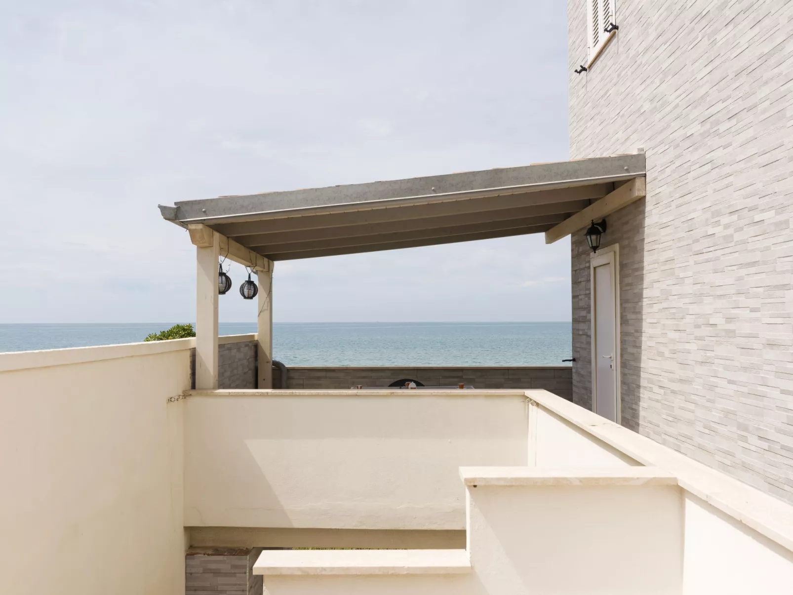 Rome's Beach House 1-Outside
