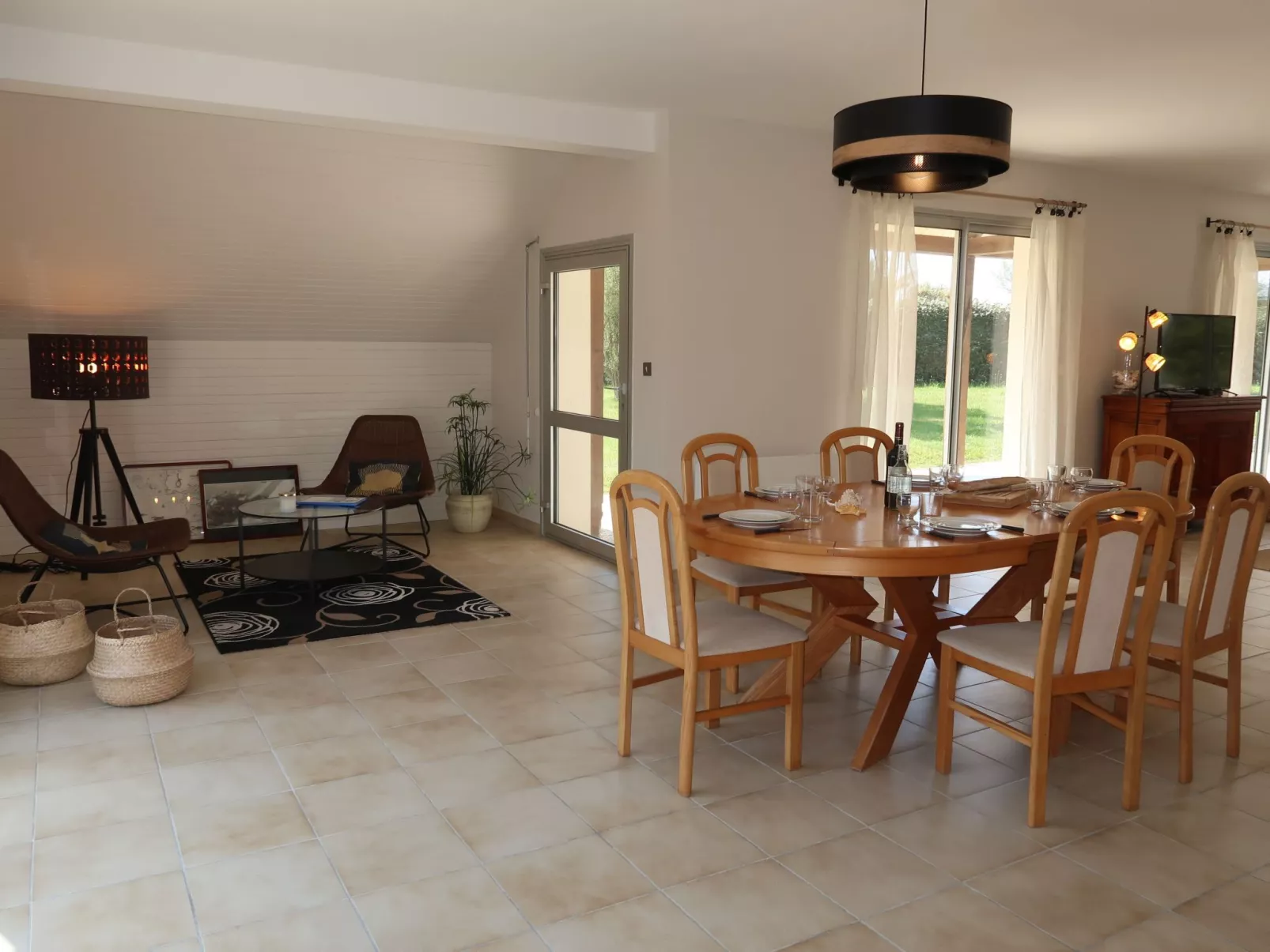 Cremiou Beach-Inside