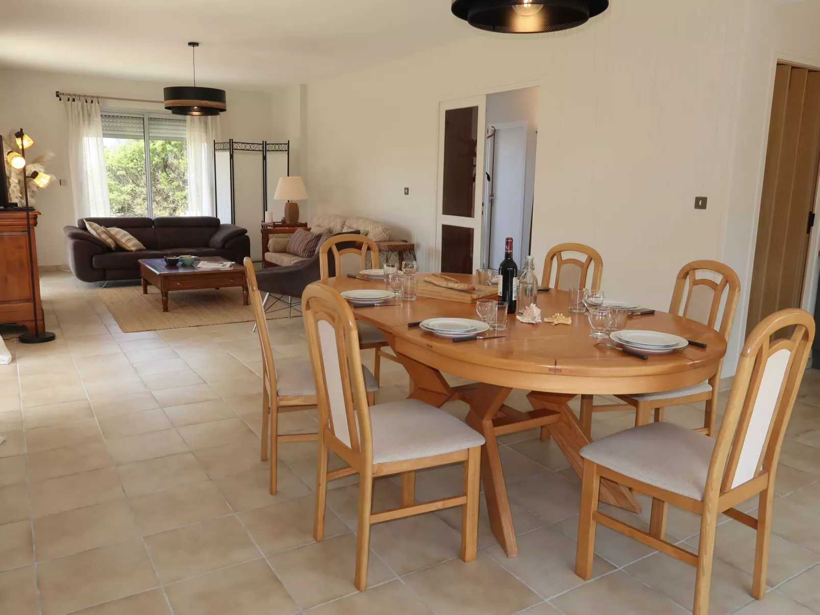 Cremiou Beach-Inside