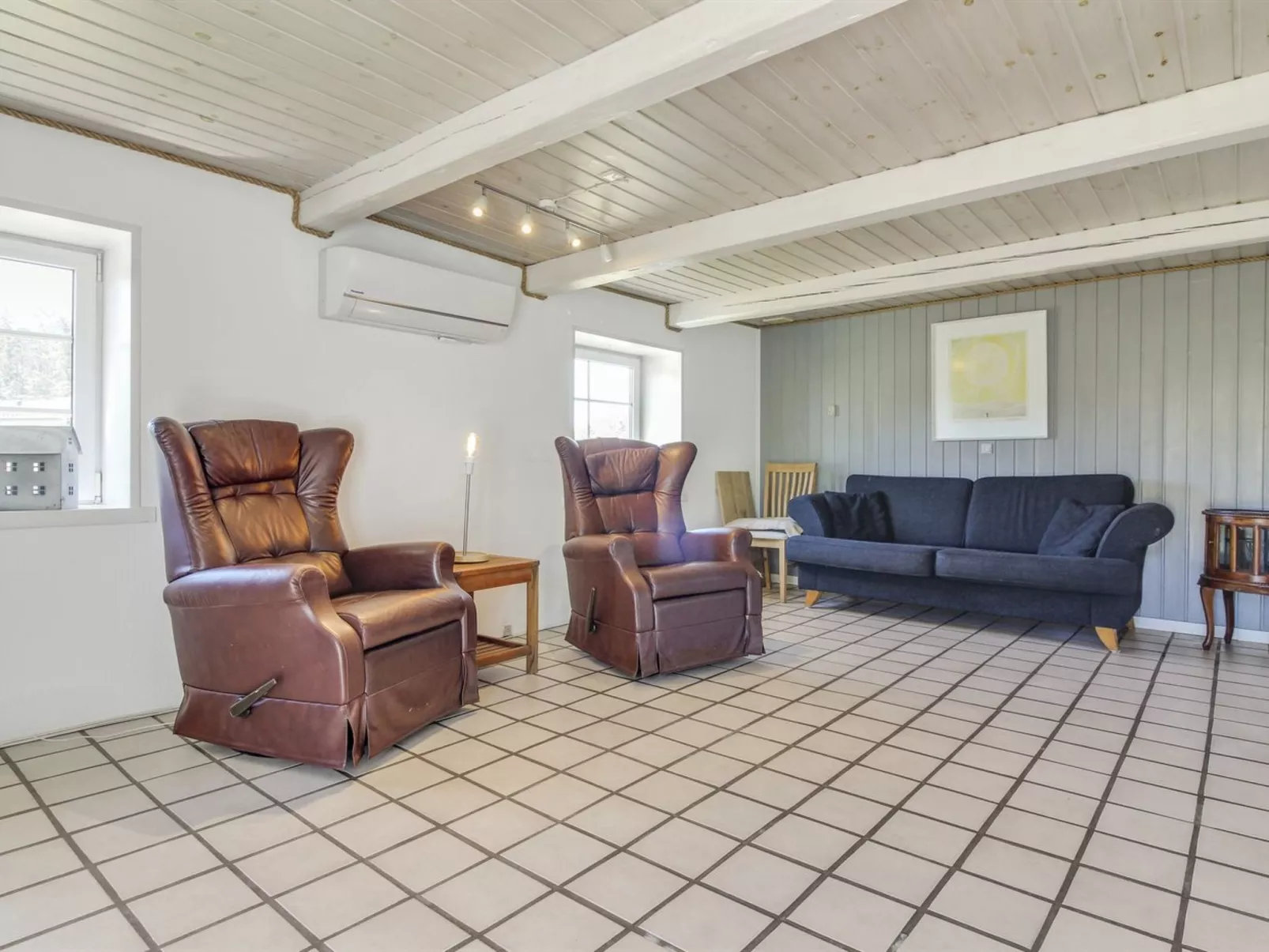"Law" - 400m from the sea-Drinnen