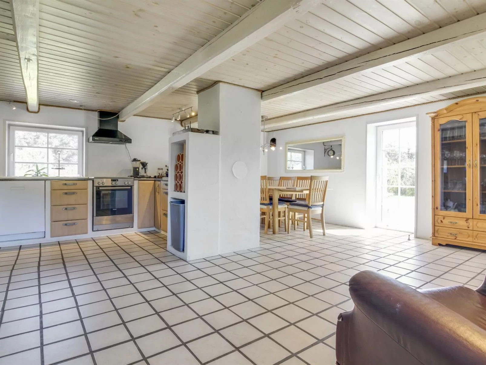 "Law" - 400m from the sea-Drinnen