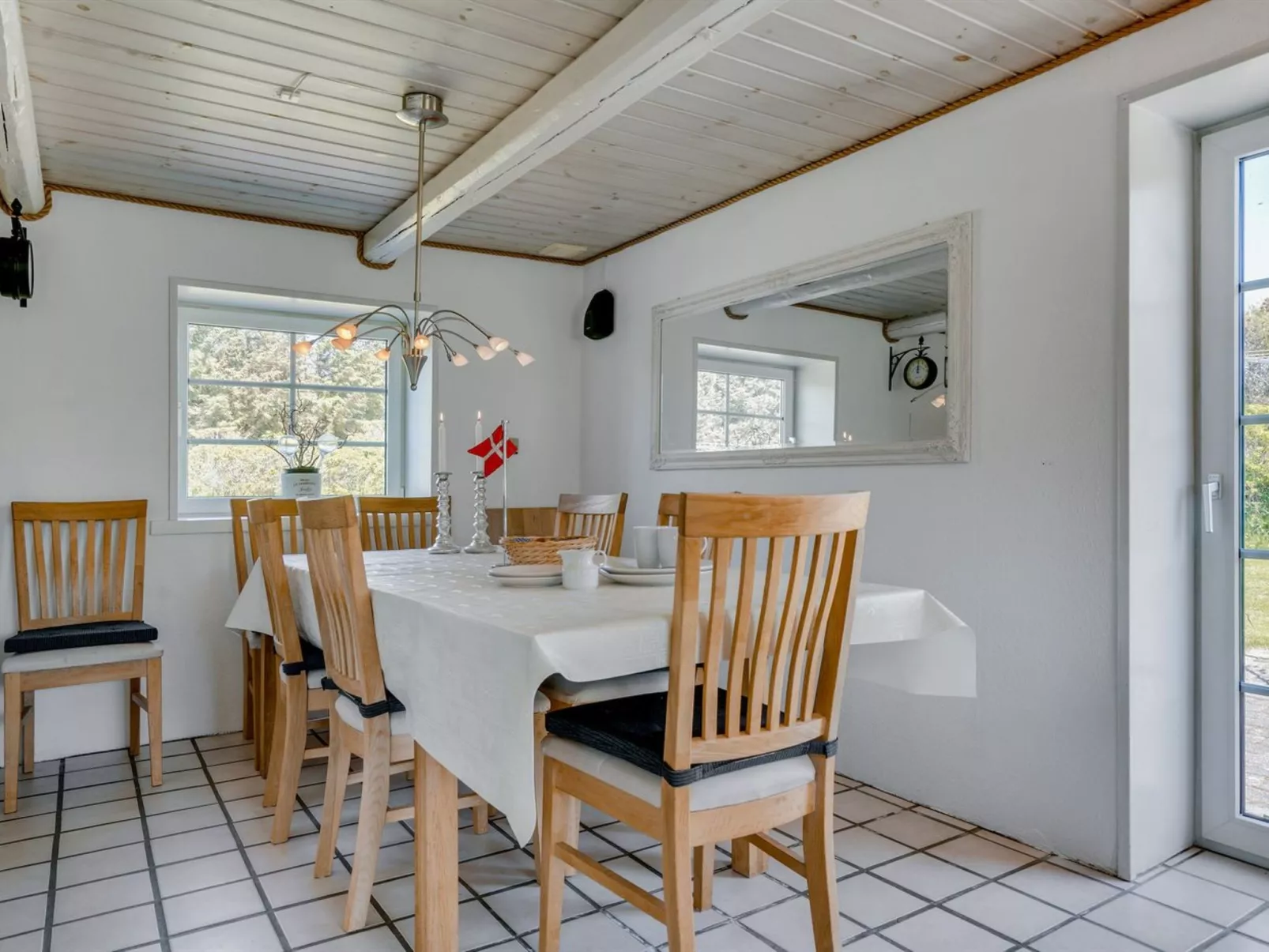 "Law" - 400m from the sea-Drinnen