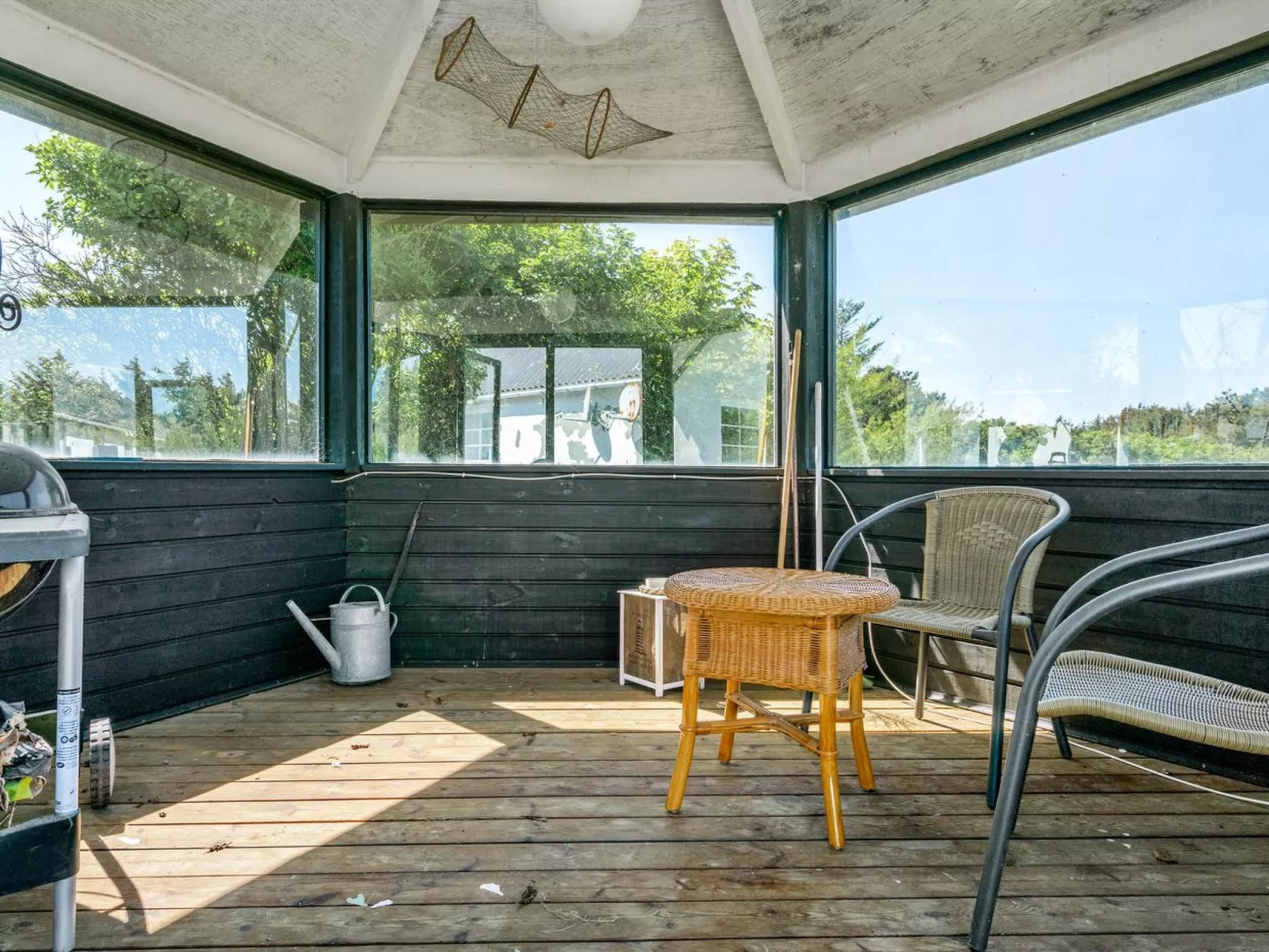 "Law" - 400m from the sea-Drinnen