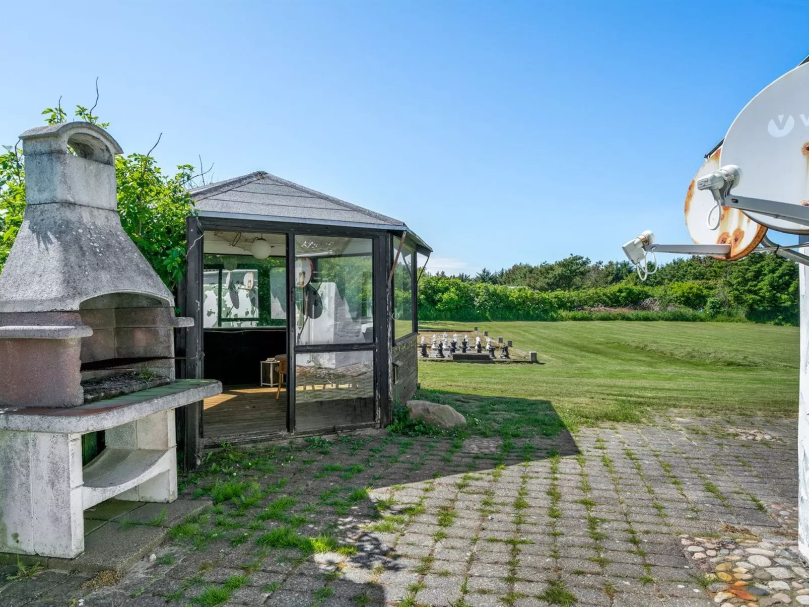 "Law" - 400m from the sea-Drinnen