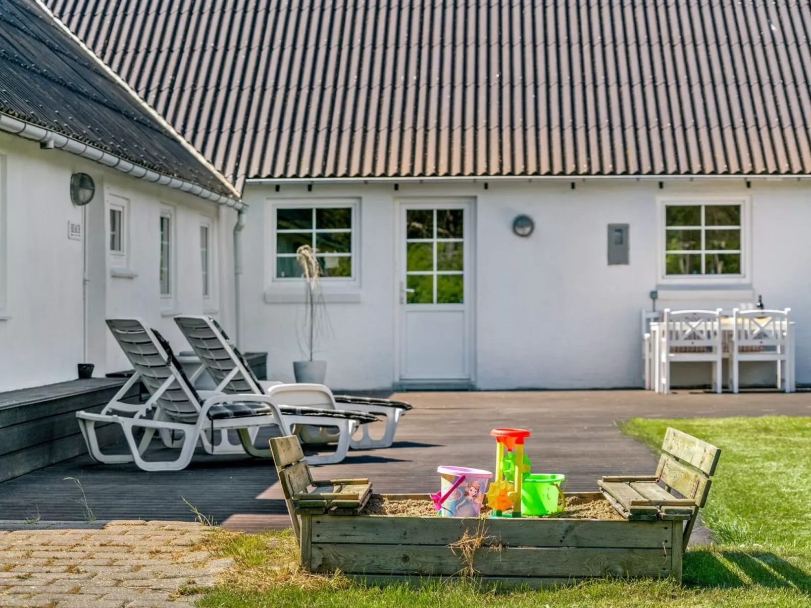 "Law" - 400m from the sea-Draußen