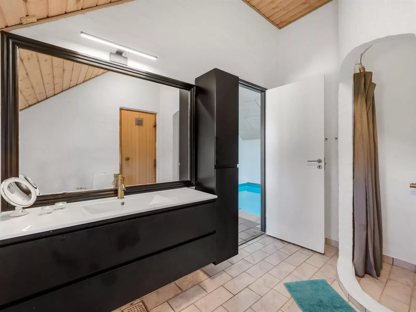 "Aage" - 1.7km from the sea-Inside