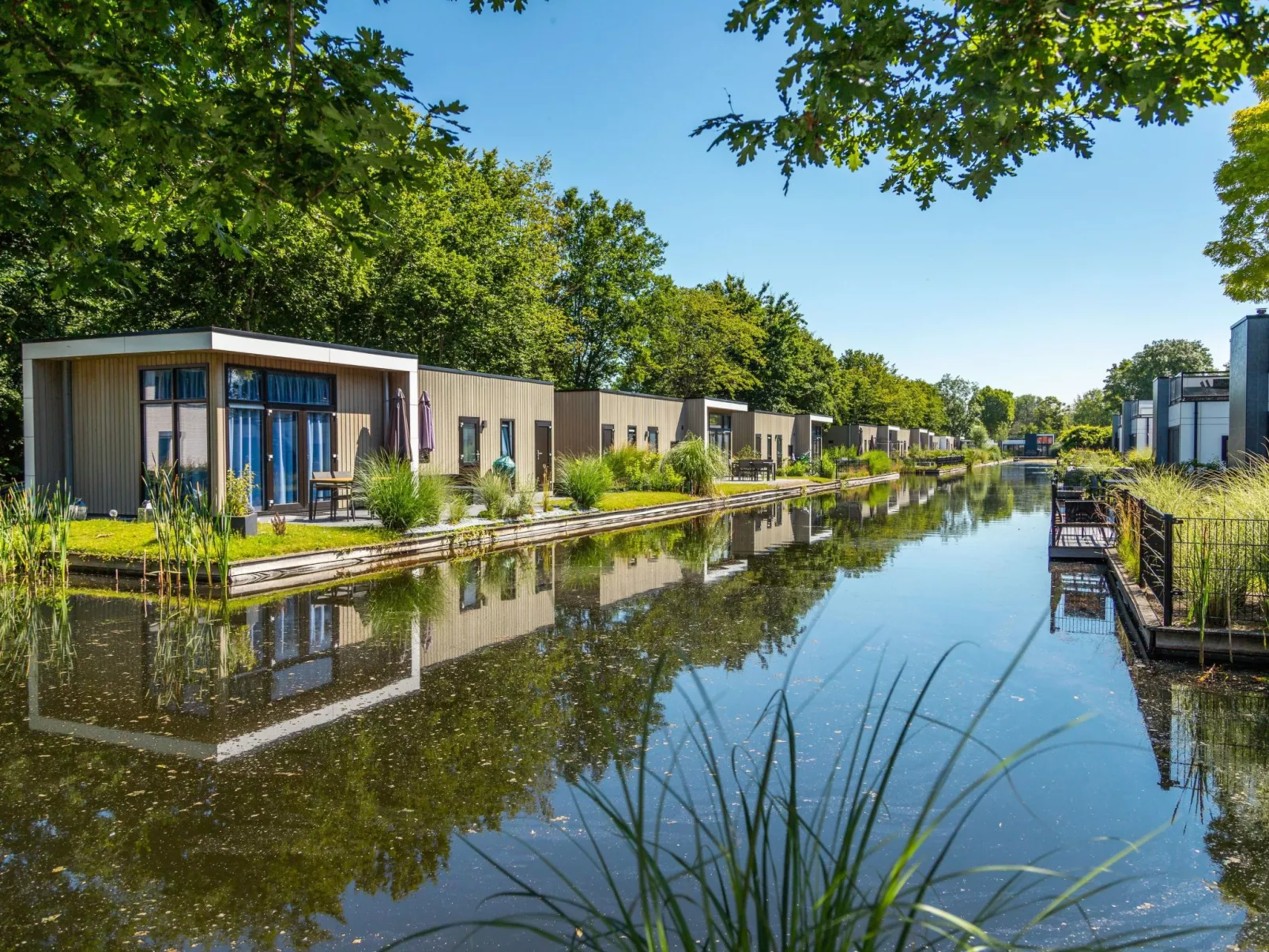 Villa Waterfront 6-Outside