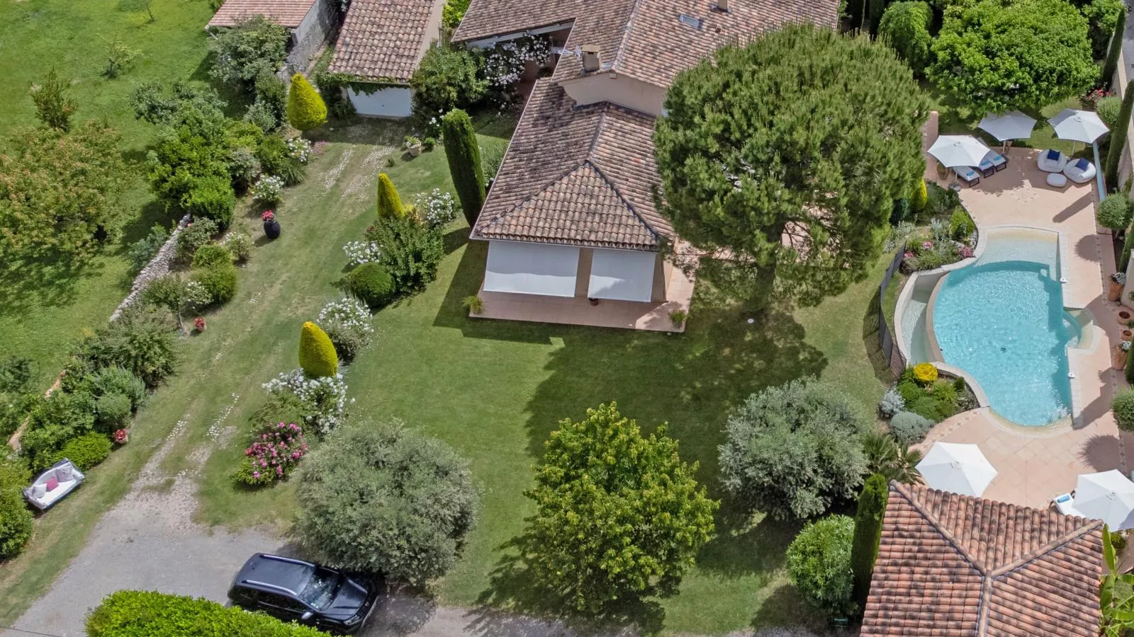 La Sarrazine-Exterior summer