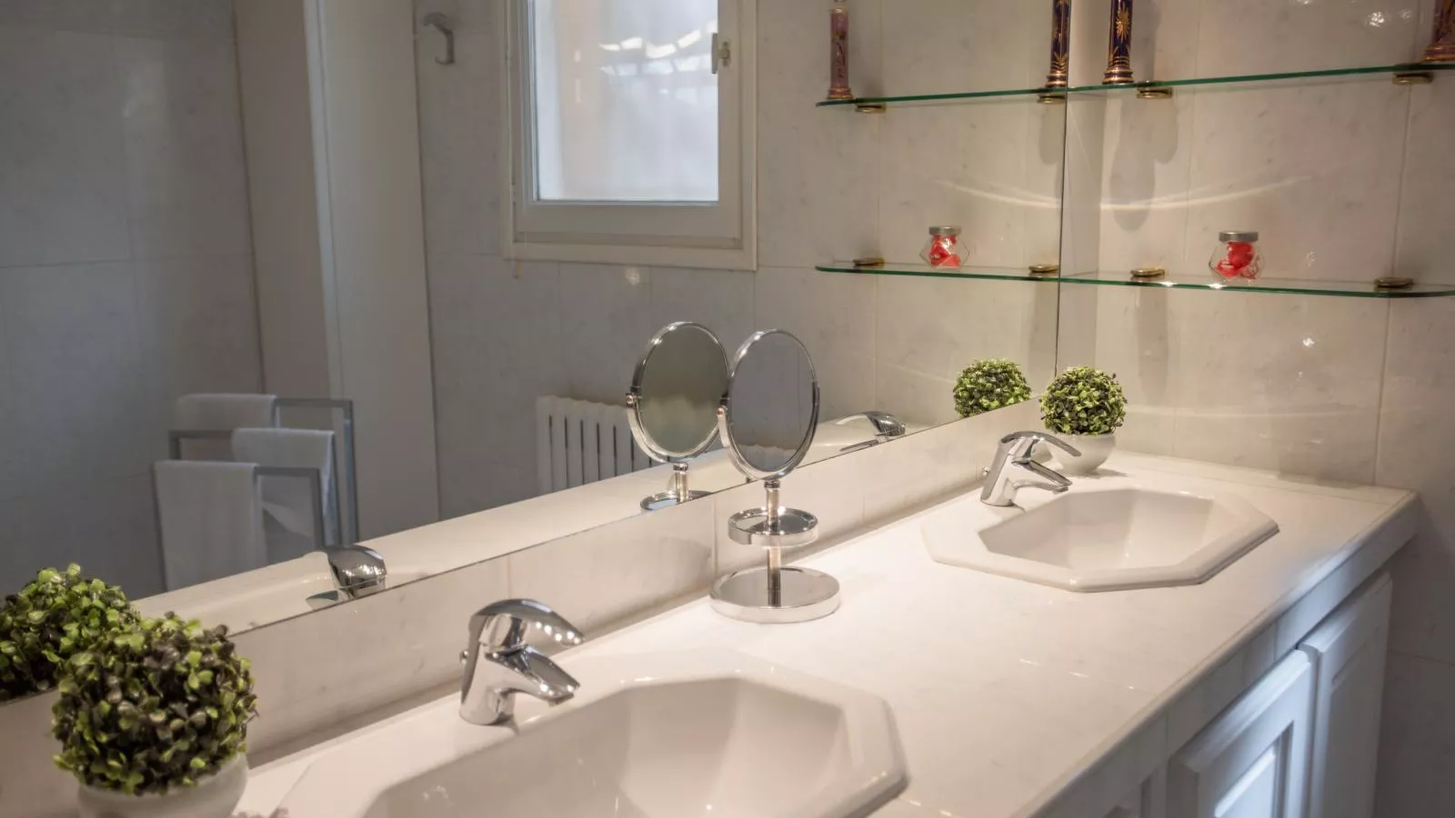 La Sarrazine-Bathroom