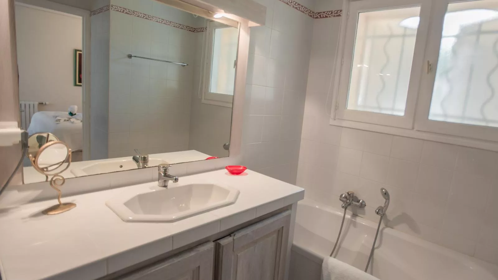 La Sarrazine-Bathroom